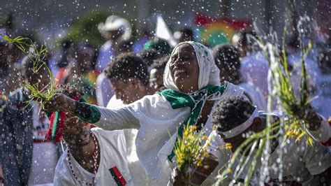 En Ethiopisk Stjärna Skiner! Elias Melas Återkomst till Addis Abeba Konsert Blir Ett Historiskt Möte!