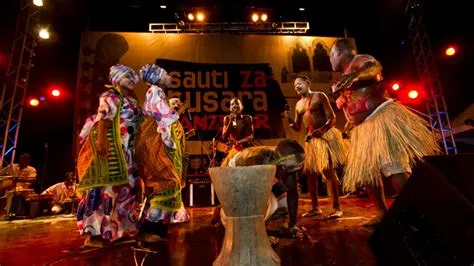 Fantastiska Afrikafestivalen! En Jubileumsfest med Fokusas på Afrikansk Musik och Förfriskande Traditioner!